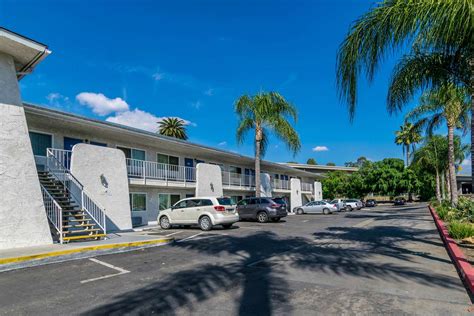 pet friendly hotels in redlands.